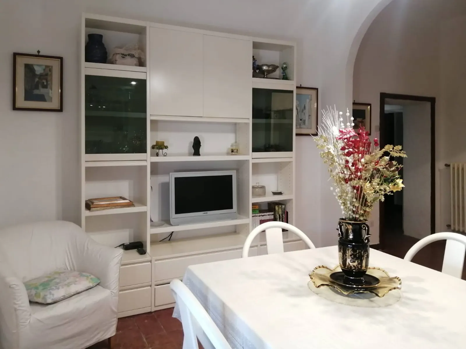 Dining room with table, armchair and TV