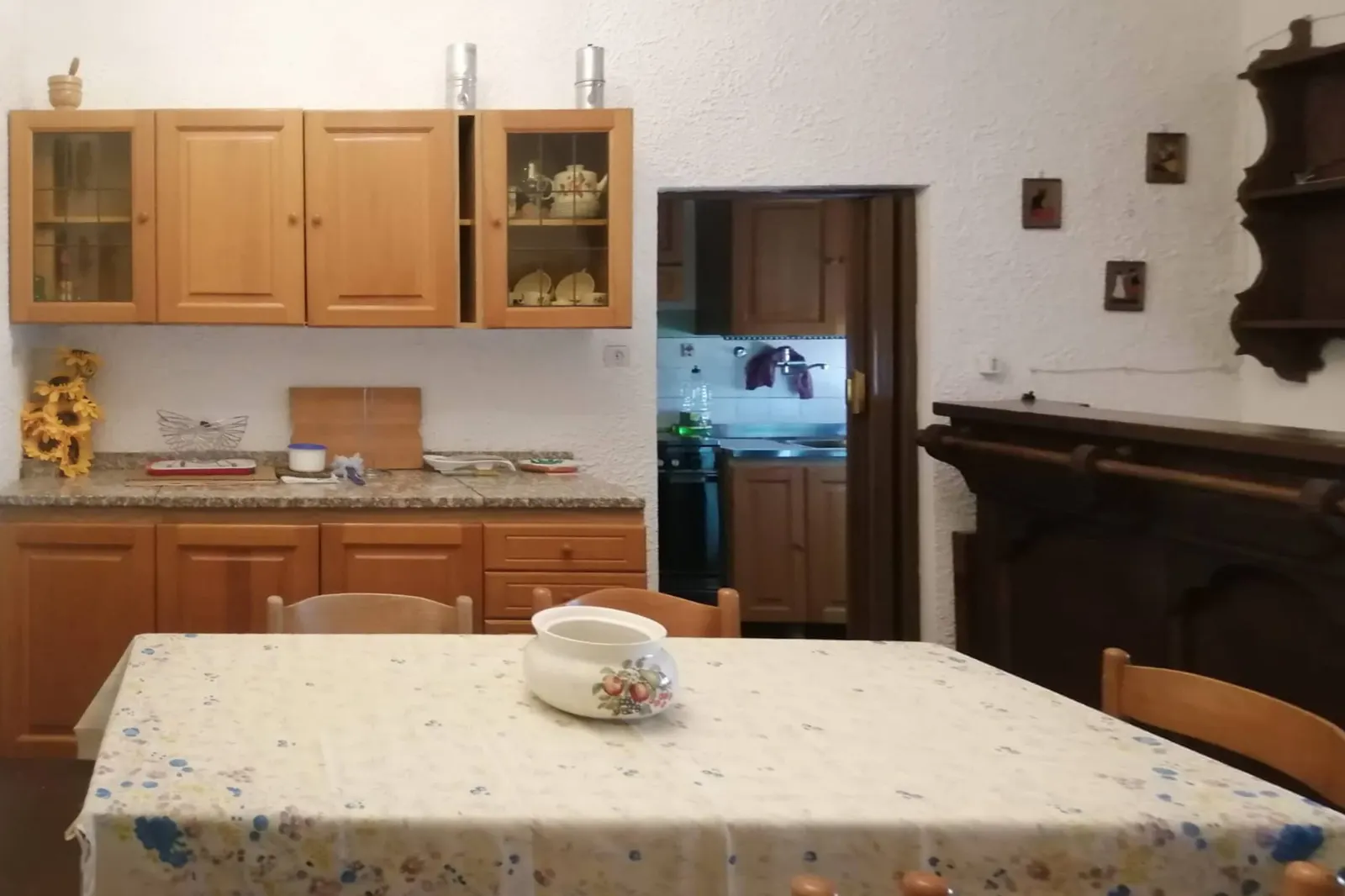 The kitchenette with the dining table