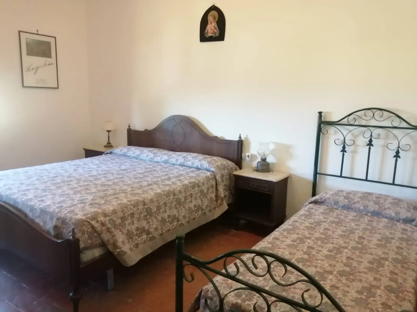 Bedroom with a wooden double bed and a single bed