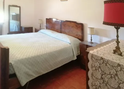 Double bedroom with a red lamp and wooden bedside tables
