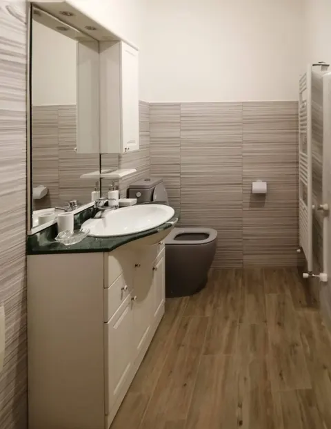 Bathroom with washbasin and fittings