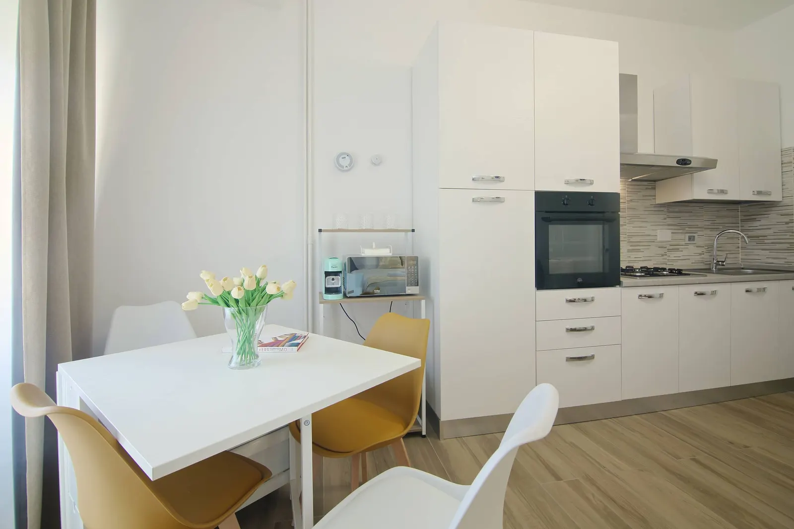 The kitchenette with oven, gas hob and dining table