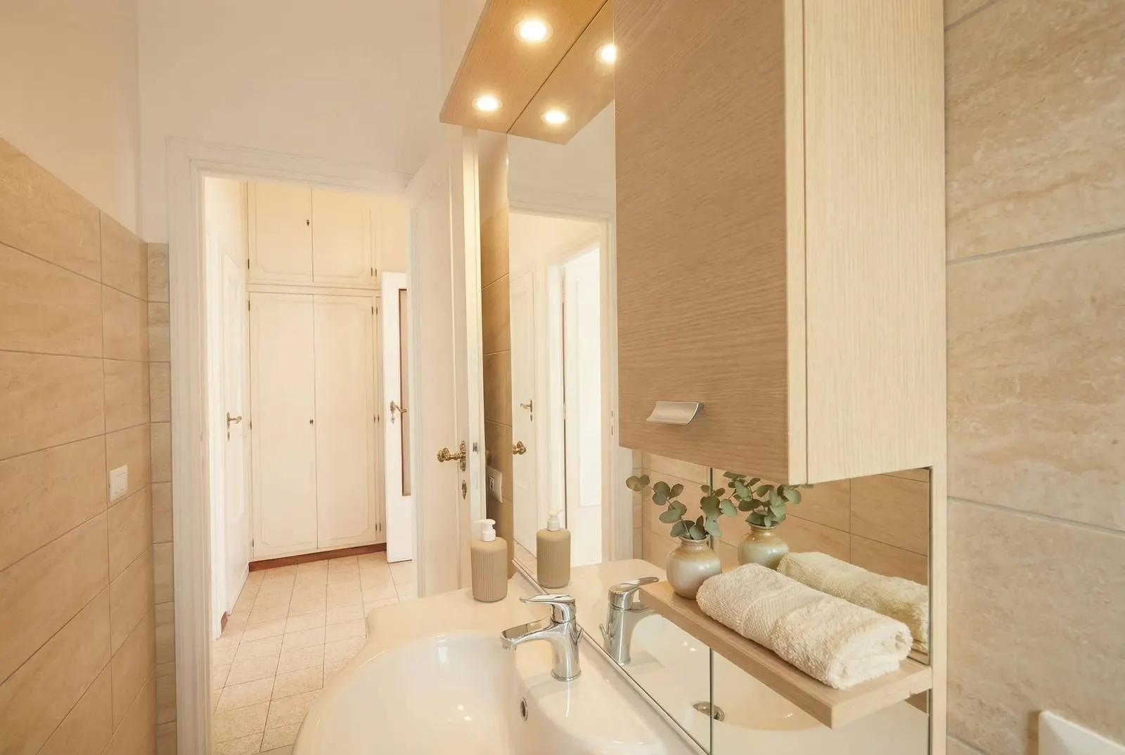 The washbasin in the private bathroom