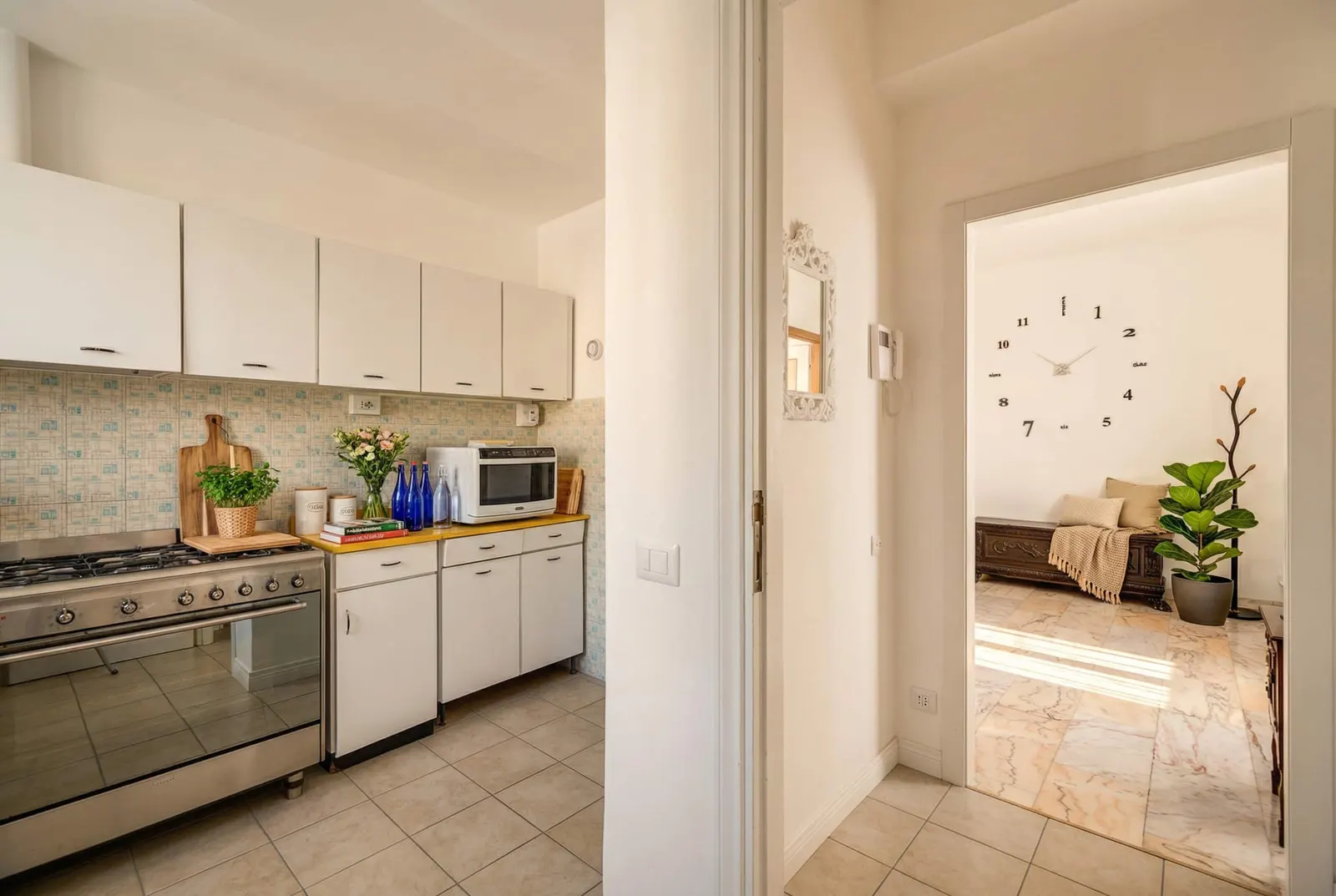 Kitchen and hob, with the door towards the bedrooms