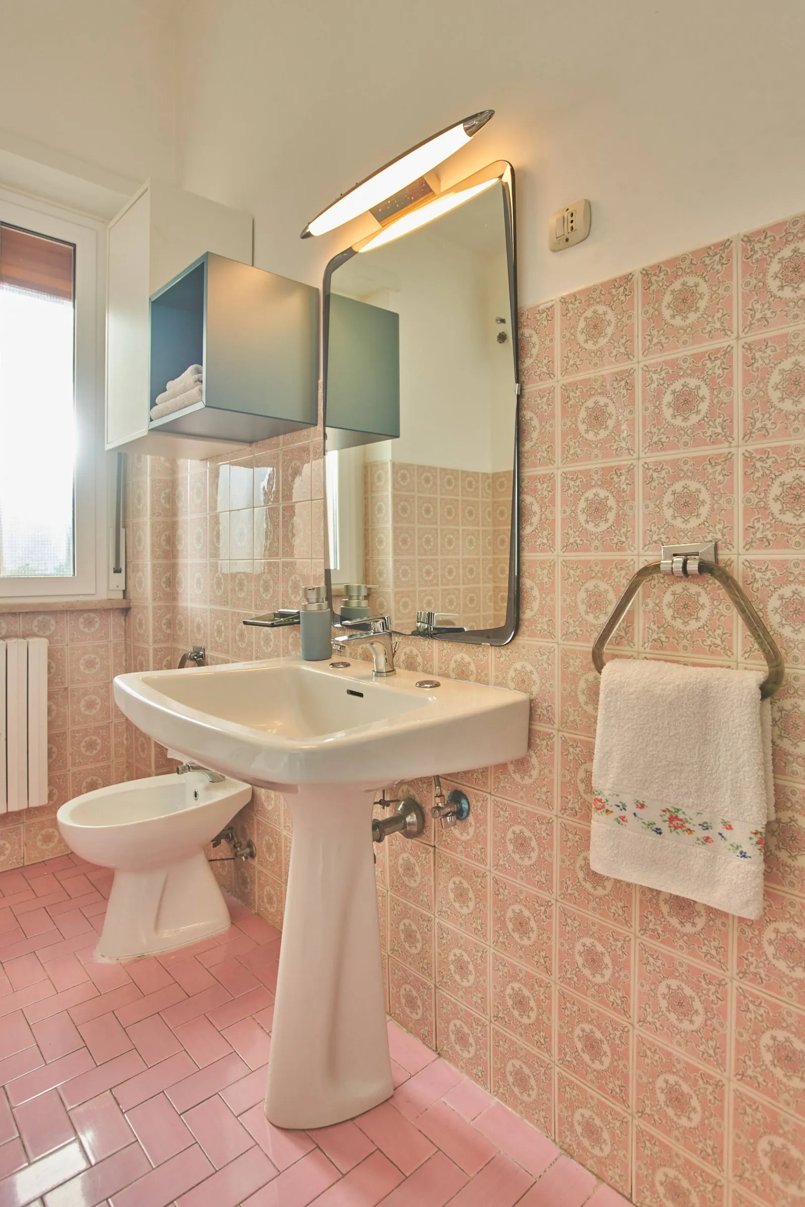 Washbasin and fittings in the large bathroom