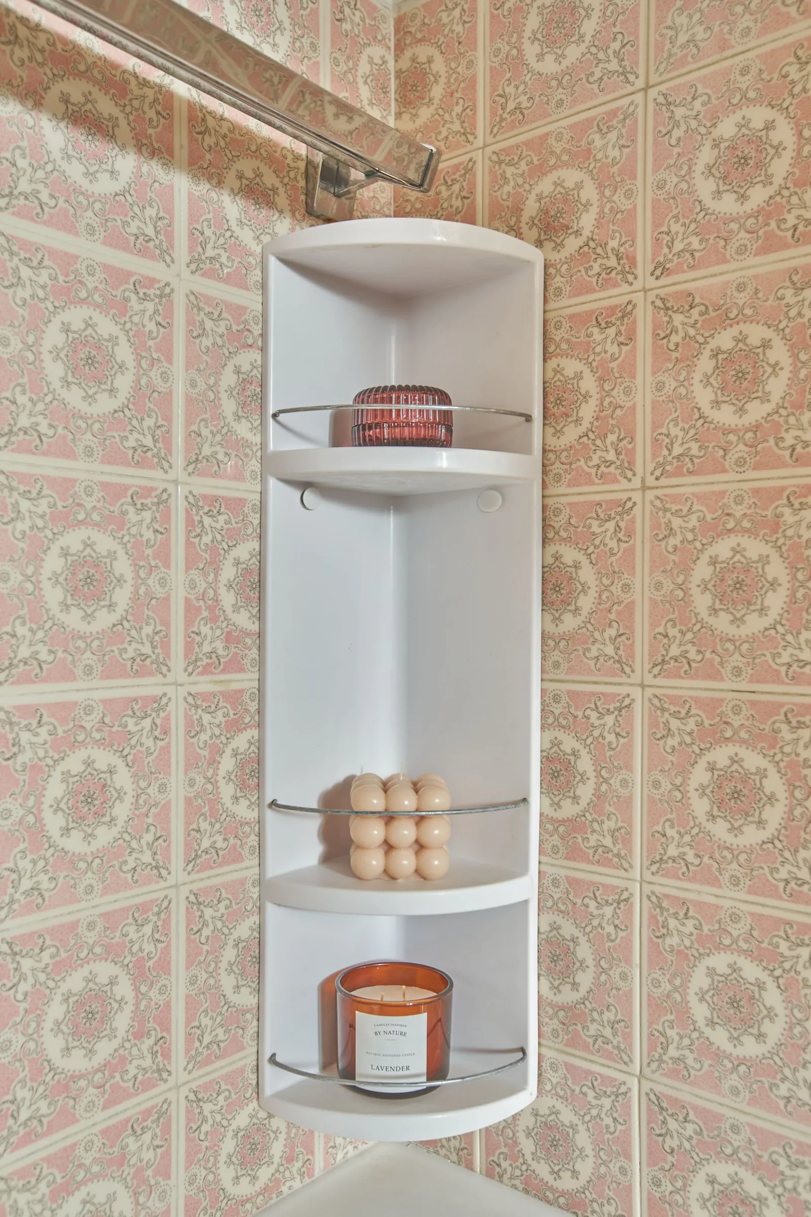 The corner shelf in the large bathroom